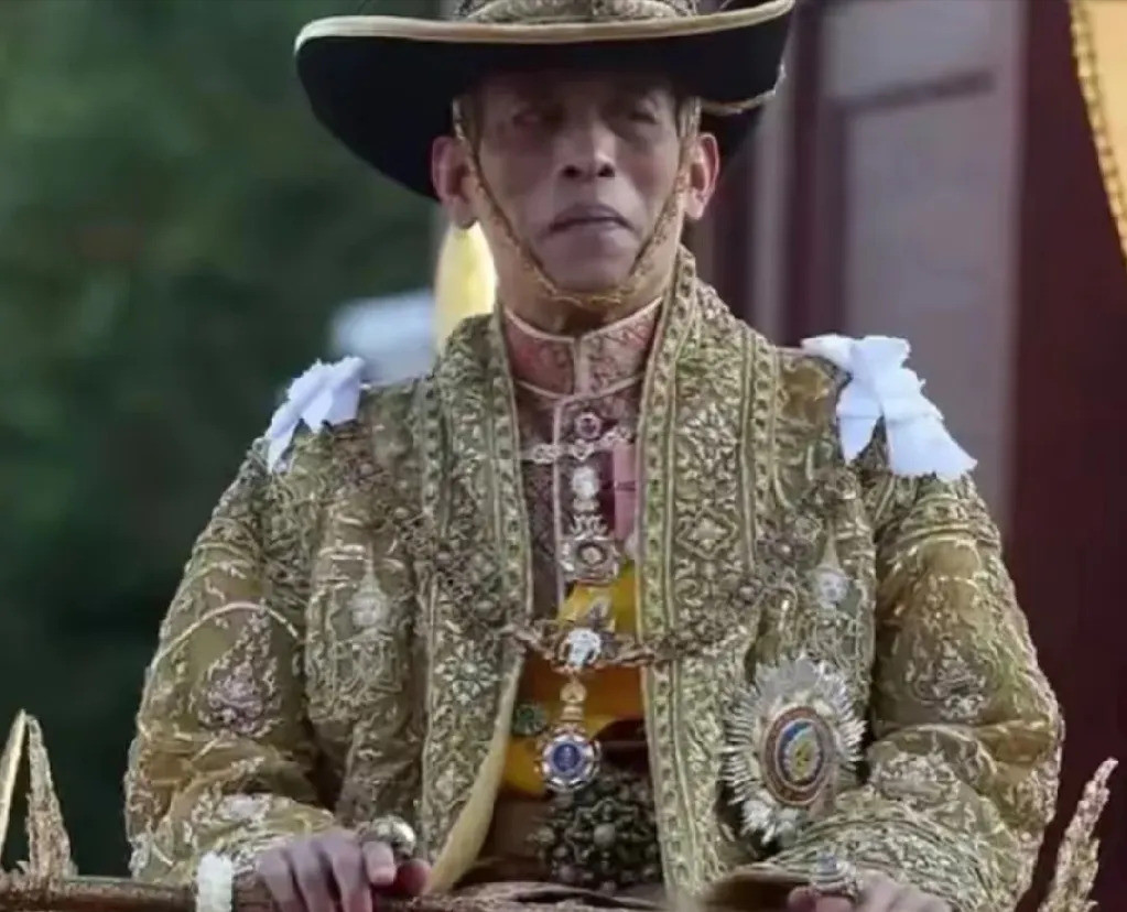 泰王帮佩通坦，其实为了儿子好哇塞！泰王出手了，竟然帮佩通