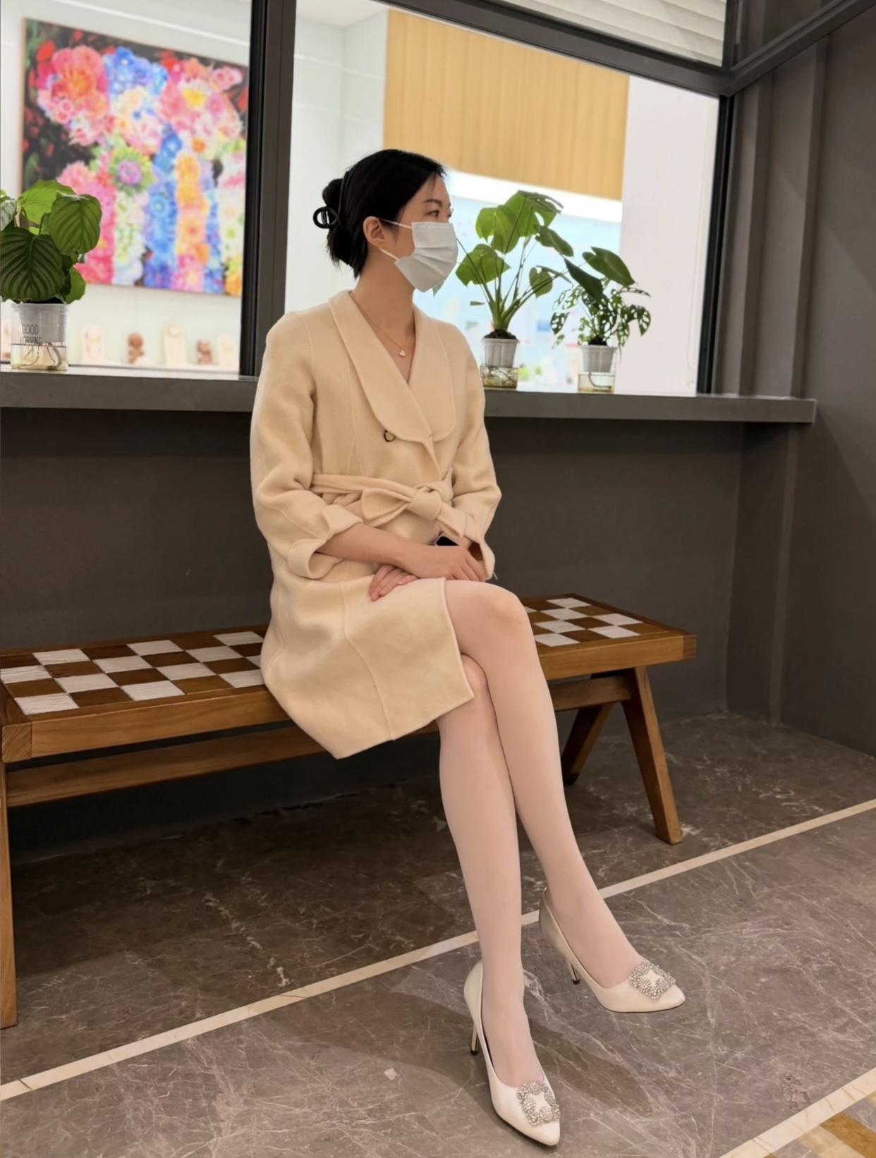 雅致穿搭分享佩戴简约的首饰，如细项链、小耳环。