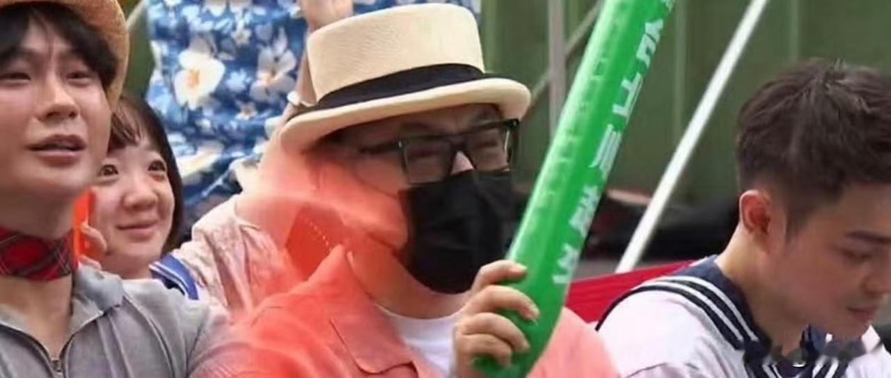 蔡康永手拿“绿色加油棒”现身沈伯洋竞选总部成立活动。10月4号，民进党台北市