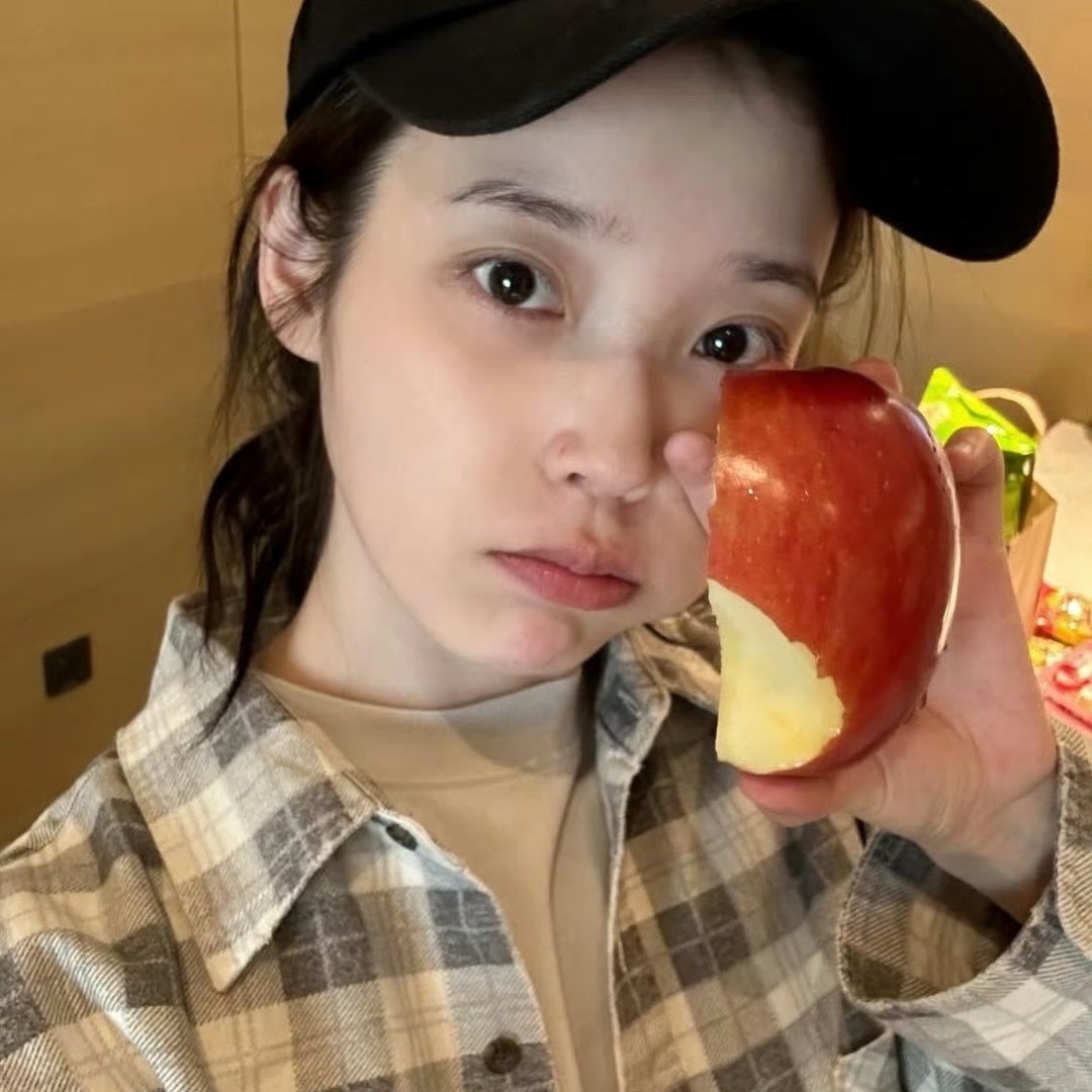 喜欢和水果合拍的iu可以copy姿势发朋友圈🍎
