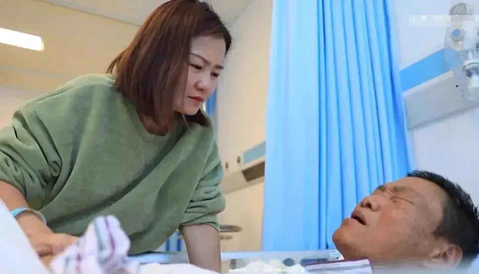 云南一59岁父亲肝硬化晚期，医生多次下病危通知，积蓄早已花光。没想到，父亲却放弃