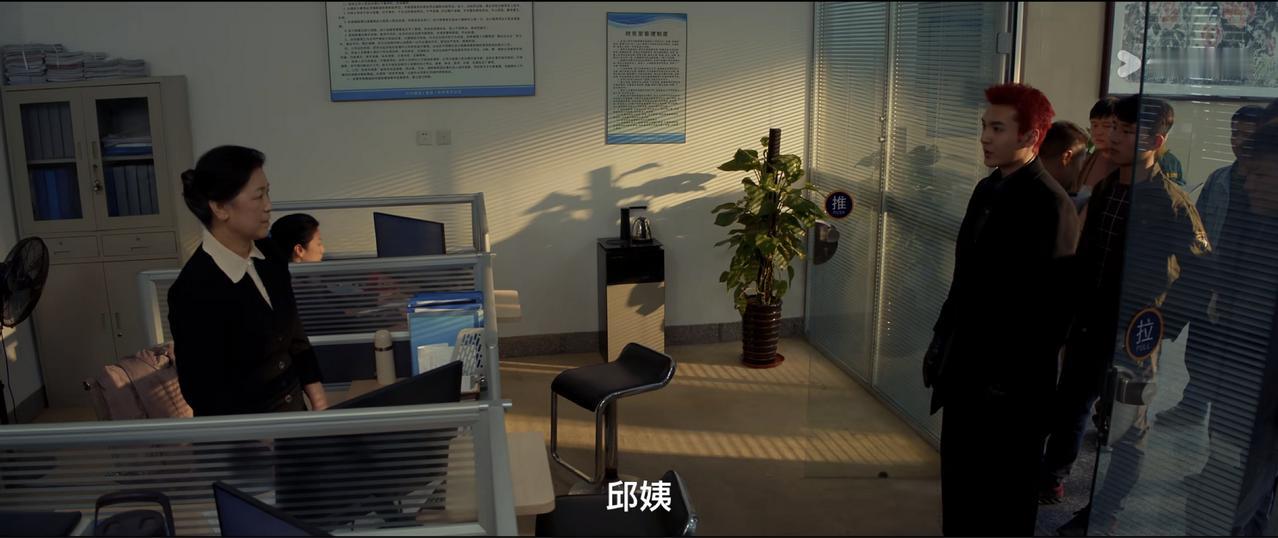 《以法之名》中有一幕特别精彩，那就是万海的儿子为了反击王彧。他选择了最简单粗