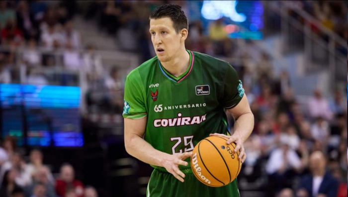 场均16分6板的西甲一阵前锋，在CBA只能当备胎；而刚被NBA裁掉的内线，却成了