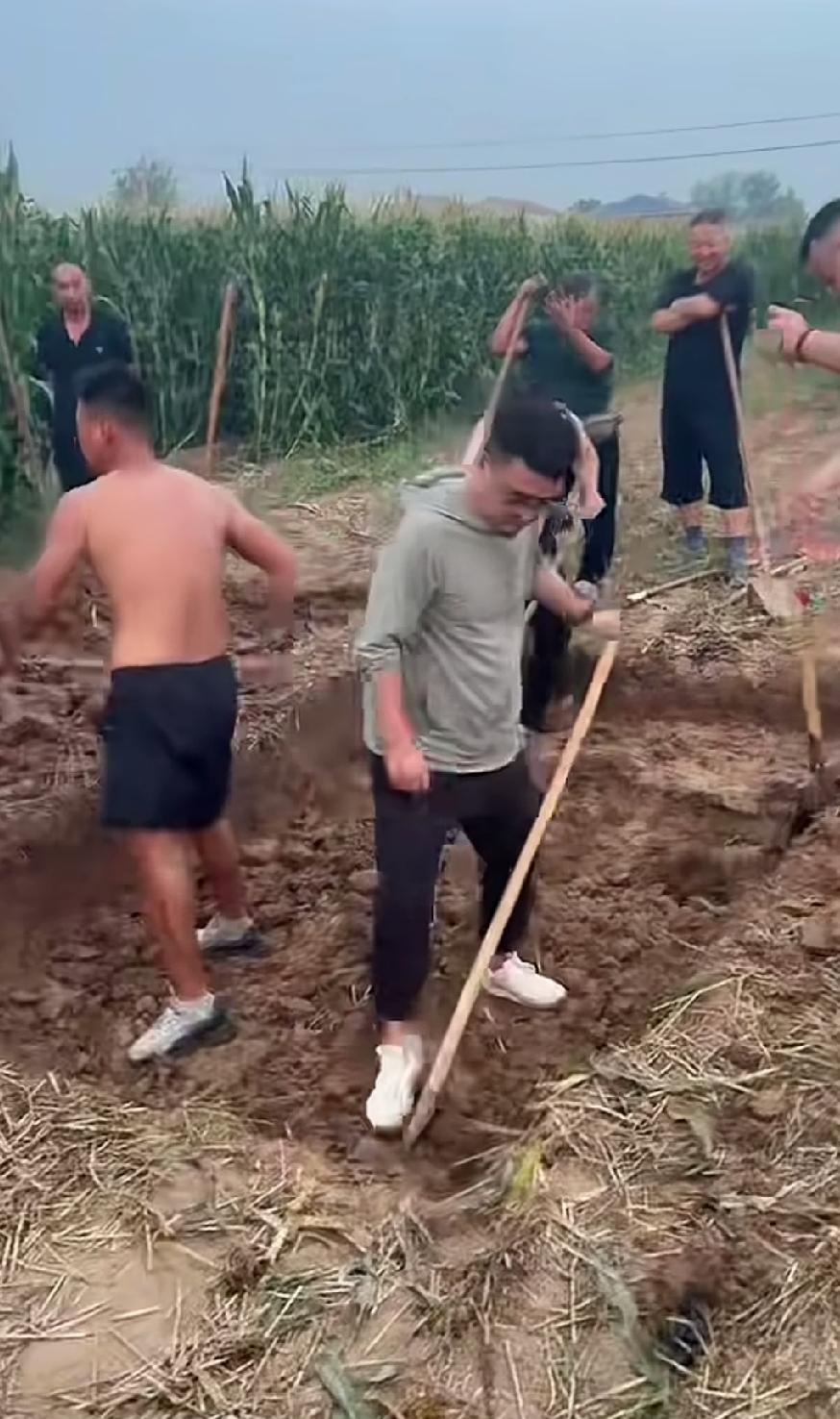 83版《射雕英雄传》里面，郭靖曾经问成吉思汗：“人死了以后可以占多大地方？”成吉
