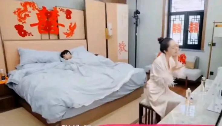 看张维伊和董璇新婚夜的第二天才明白。原来什么结婚都不如这挣钱来的重要。董璇刚刚