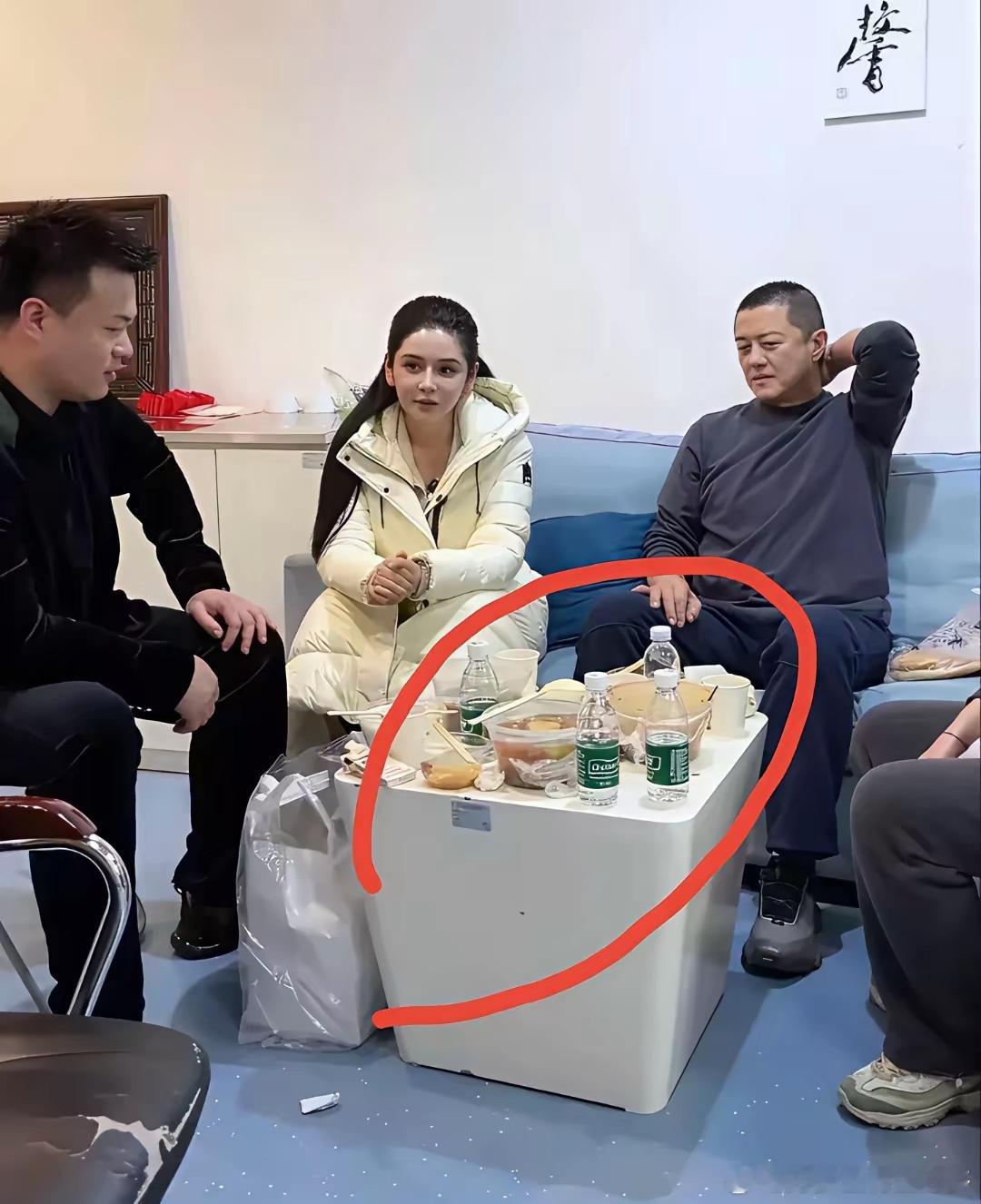 网红楠楠与李亚鹏谈捐款画面，注意到没有，有一个很细小的地方，让人不得不惊叹，李亚