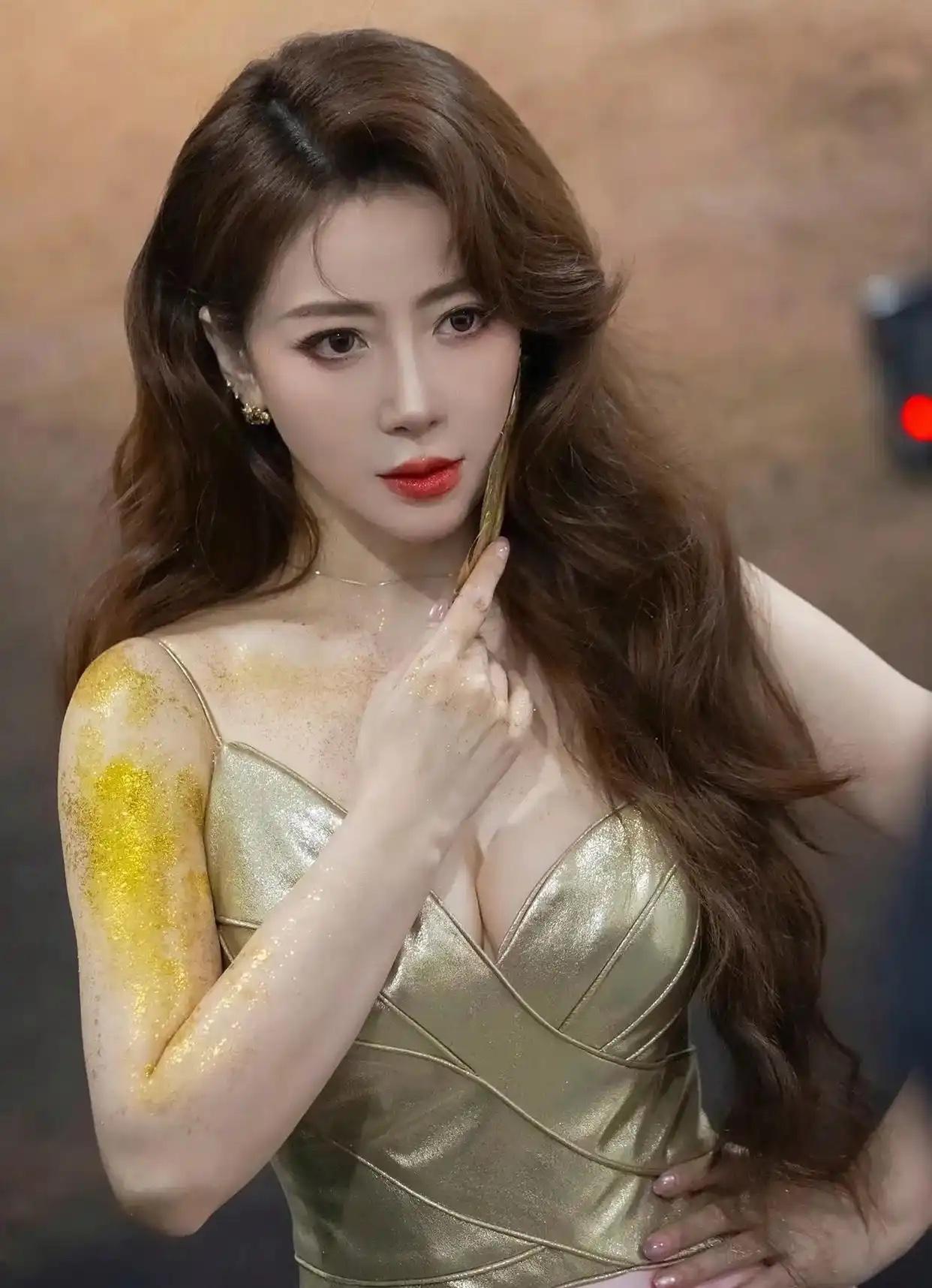 50岁陈紫函鎏金长裙写真引爆全网，完美曲线与成熟气质将奢华演绎到极致，高开叉裙摆