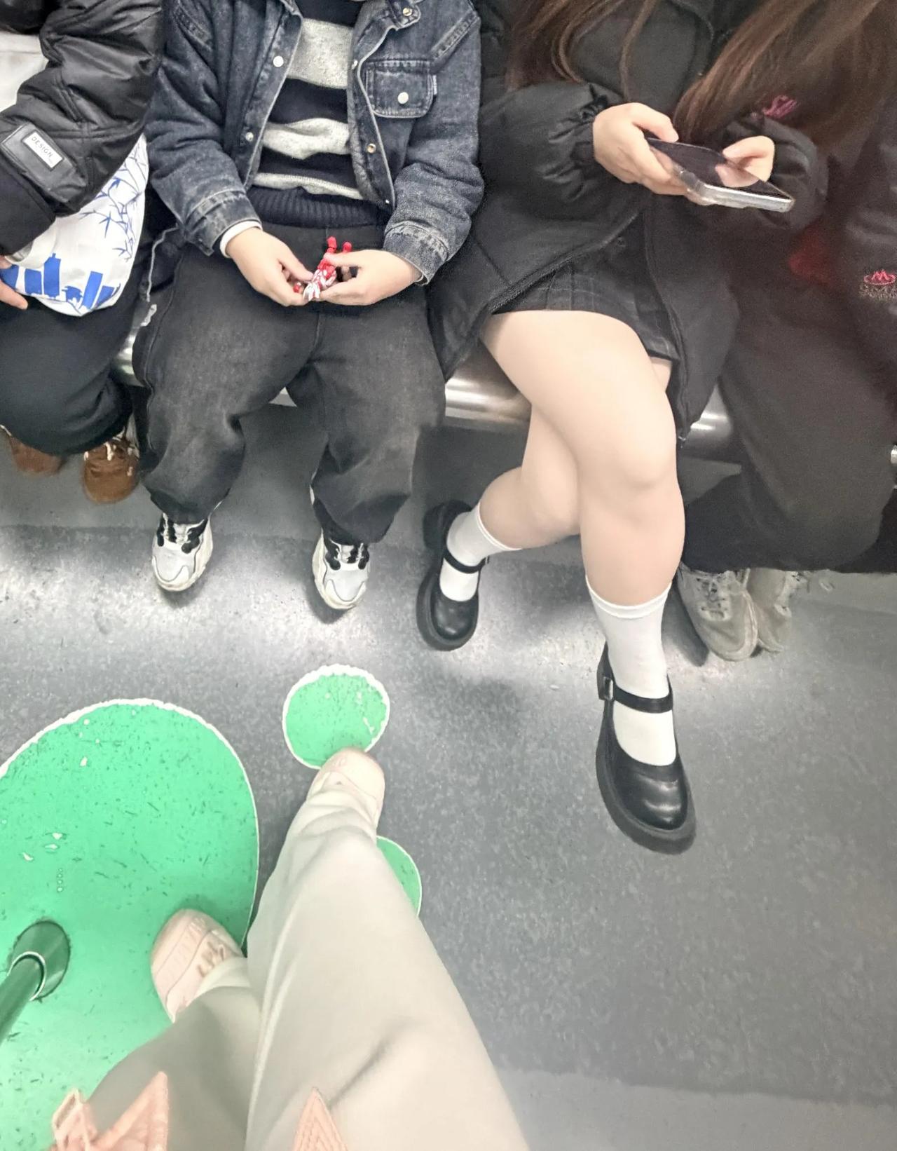 小朋友的好奇心也太让人上头了这个女孩子一直在玩手机，然后这个小男生一直盯着看，