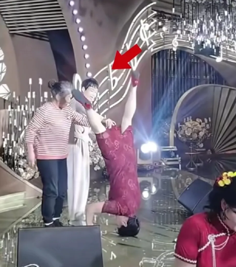 儿子婚礼婆婆表演倒立，女家属慌忙为其拉裙子遮羞！近日，江苏南通一场婚礼上热闹非凡