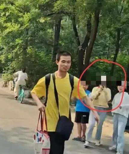 自媒体跟拍韦东奕，网信办出手了！迅速采取了以下行动：一，网信办督导抖音，快手