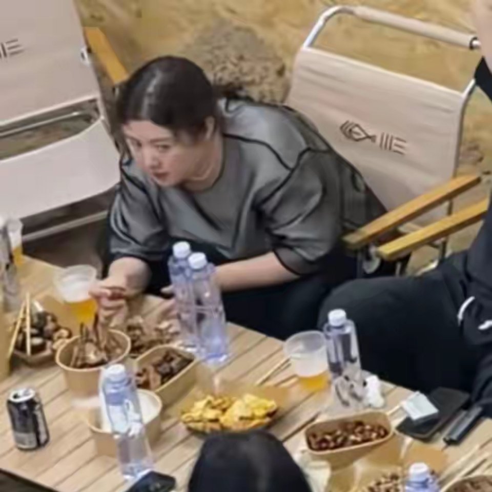 沈腾全家现身阿那亚，夫妻感情很好啊，但是感觉两个人都有点幸福肥了