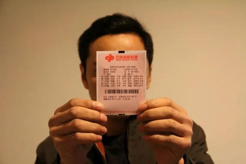 这大哥真拎不清。这世上最难买的药，除了“后悔药”，恐怕就是“中彩票”了。​就因