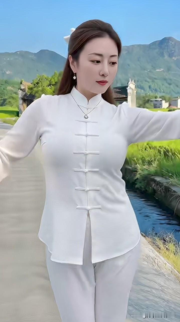 “白衣飘飘，山水间悠然”，这画面极具美感。如同AI作品《松下横琴待鹤归》中，苍松