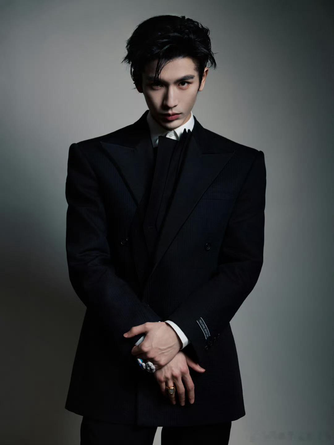 张凌赫张凌赫这颜值太绝！立体五官经得住镜头考验，肩宽腰细比例超优越，举