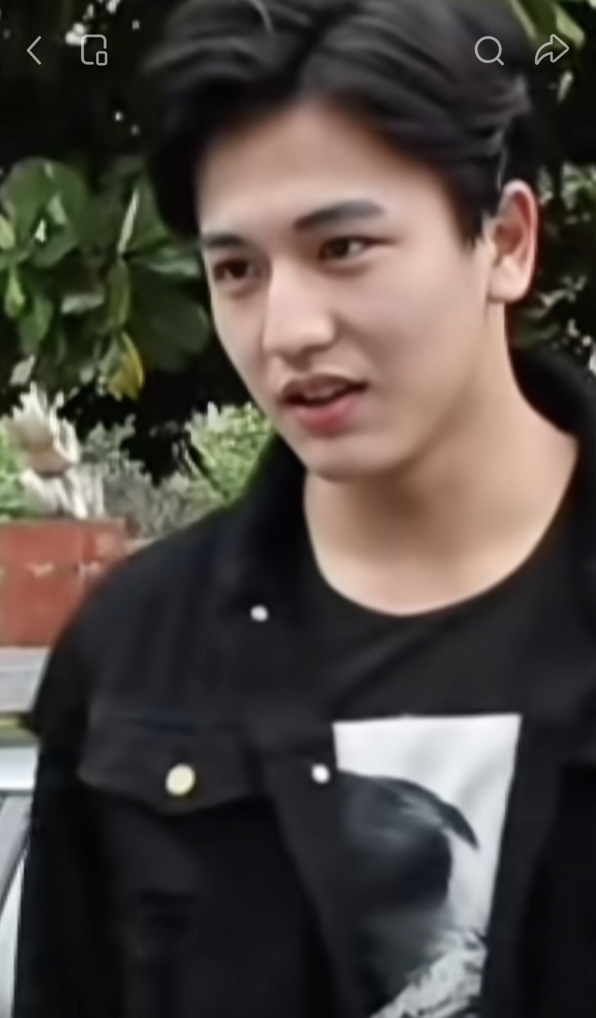 看了张凌赫大学素人时的照片，才知道为何他能成大明星！1997年出生，今年28岁