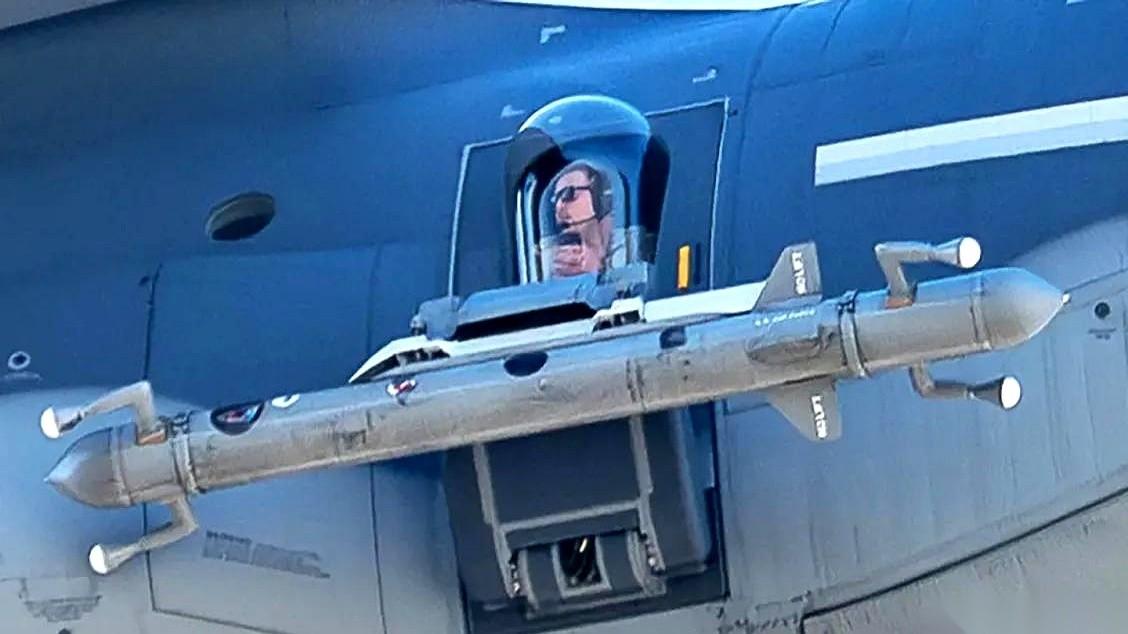 美军那个叫“愤怒小猫”的玩意儿，之前都是挂在F-16上，去伊朗上空搅混水的。现