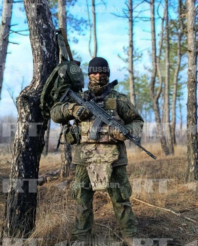俄军1个士兵就杀穿两条街，震撼俄军前线司令部！俄军一名士兵，河里摸爬12公里，躲
