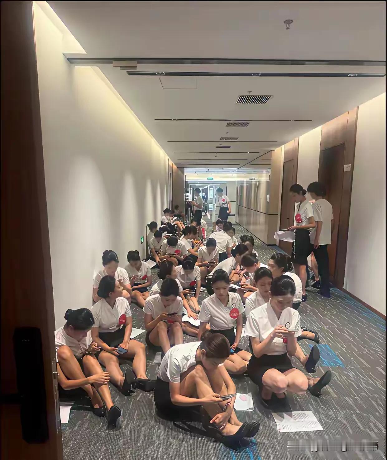 她们即使慵懒地坐在那里，也给人一种青春、优雅的气息！不要带偏节奏哦！估计这是空乘
