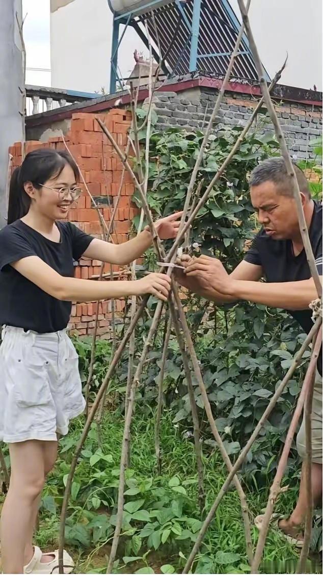 河南女孩雷甜甜10岁那年，父亲病逝，母亲改嫁，她成了孤儿。撑起她童年的，是双目失明的二叔雷保军。二叔