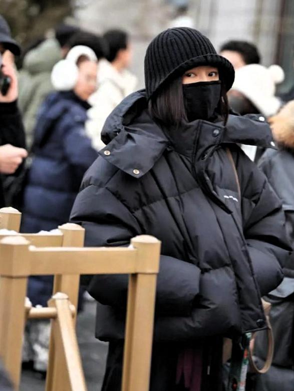 家人们快看！秦岚春晚彩排路透来啦！（激动挥手）裹着厚实羽绒服还戴着帽子，裹得像个