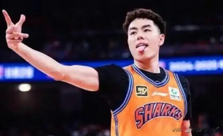 卢伟进退两难！因为怀特塞德违规一事，上海男篮的冠军不可避免受到外界的质疑。面对