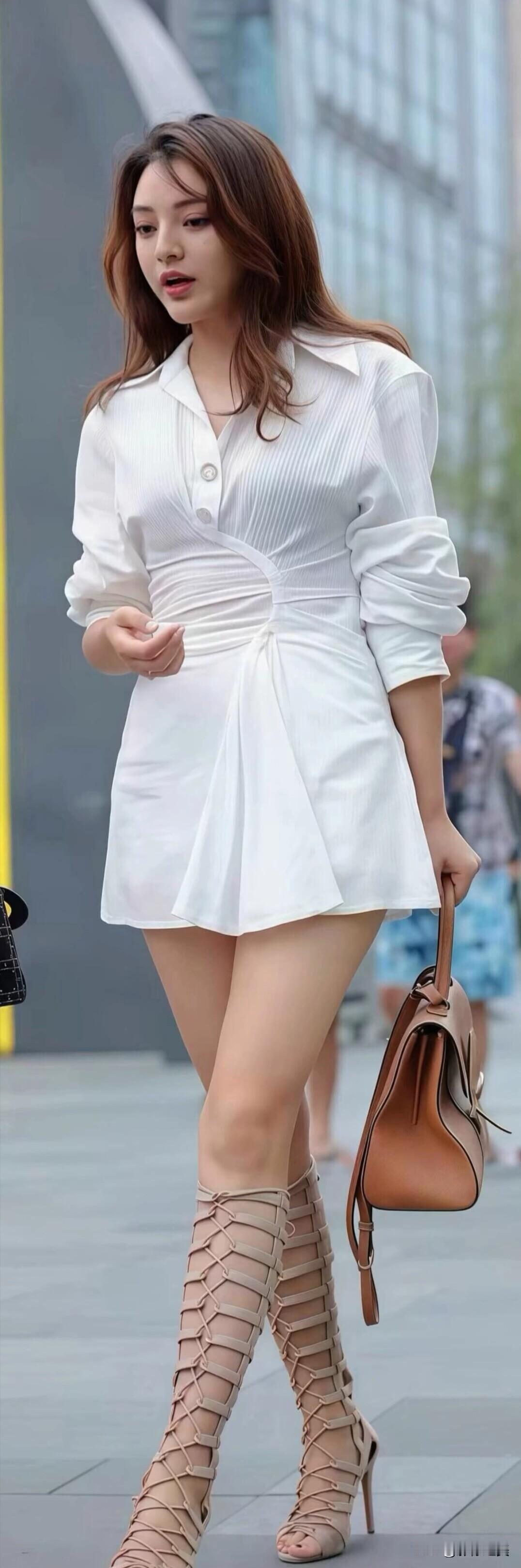 白色连衣裙配棕色包包，简约又好看。高筒绑带鞋显腿长，逛街约会都合适。