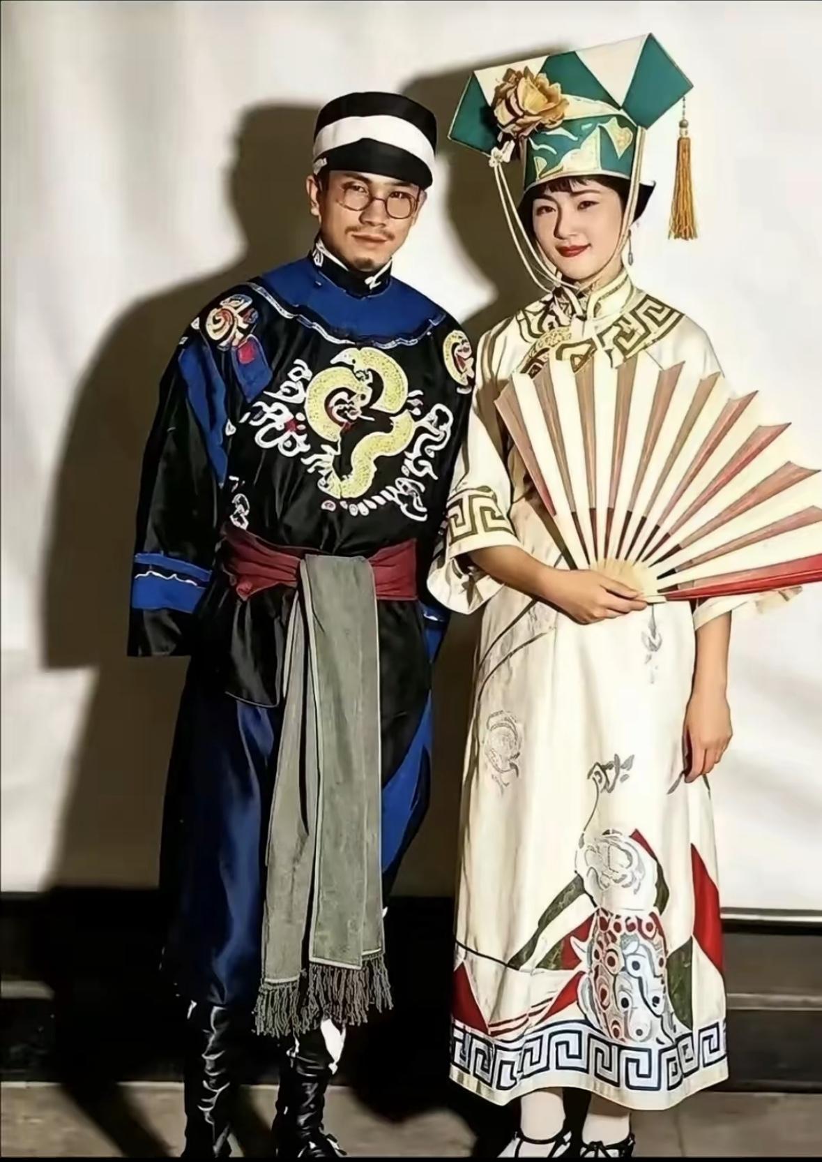 这是23岁的林徽因和未婚夫梁思成在美国宾夕法尼亚大学的一场毕业化装舞会上的罕见合