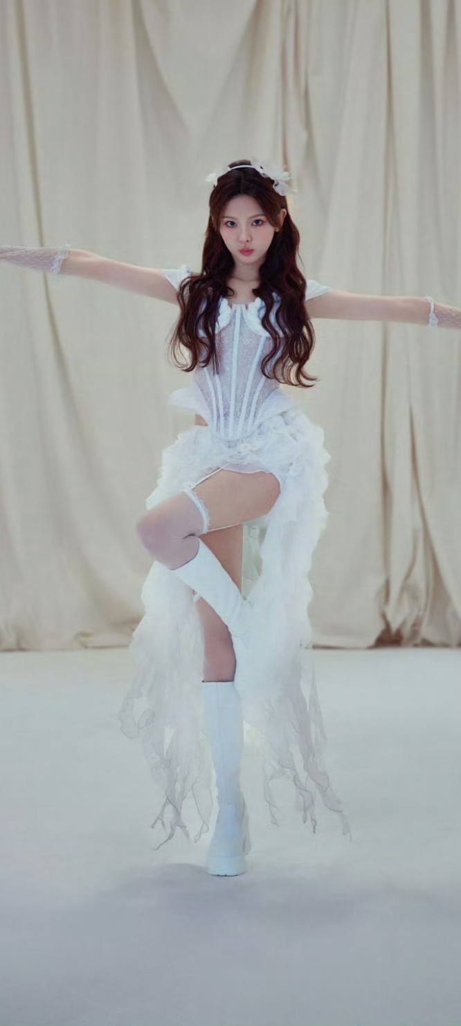 杨超越酷美壁纸，黑白穿搭魅力写真。杨超越