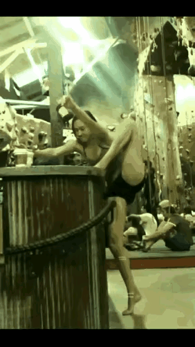 这个上桌动作难度相当大！只靠一只脚，还不能用手，这需要核心力量，平衡力，爆发力，