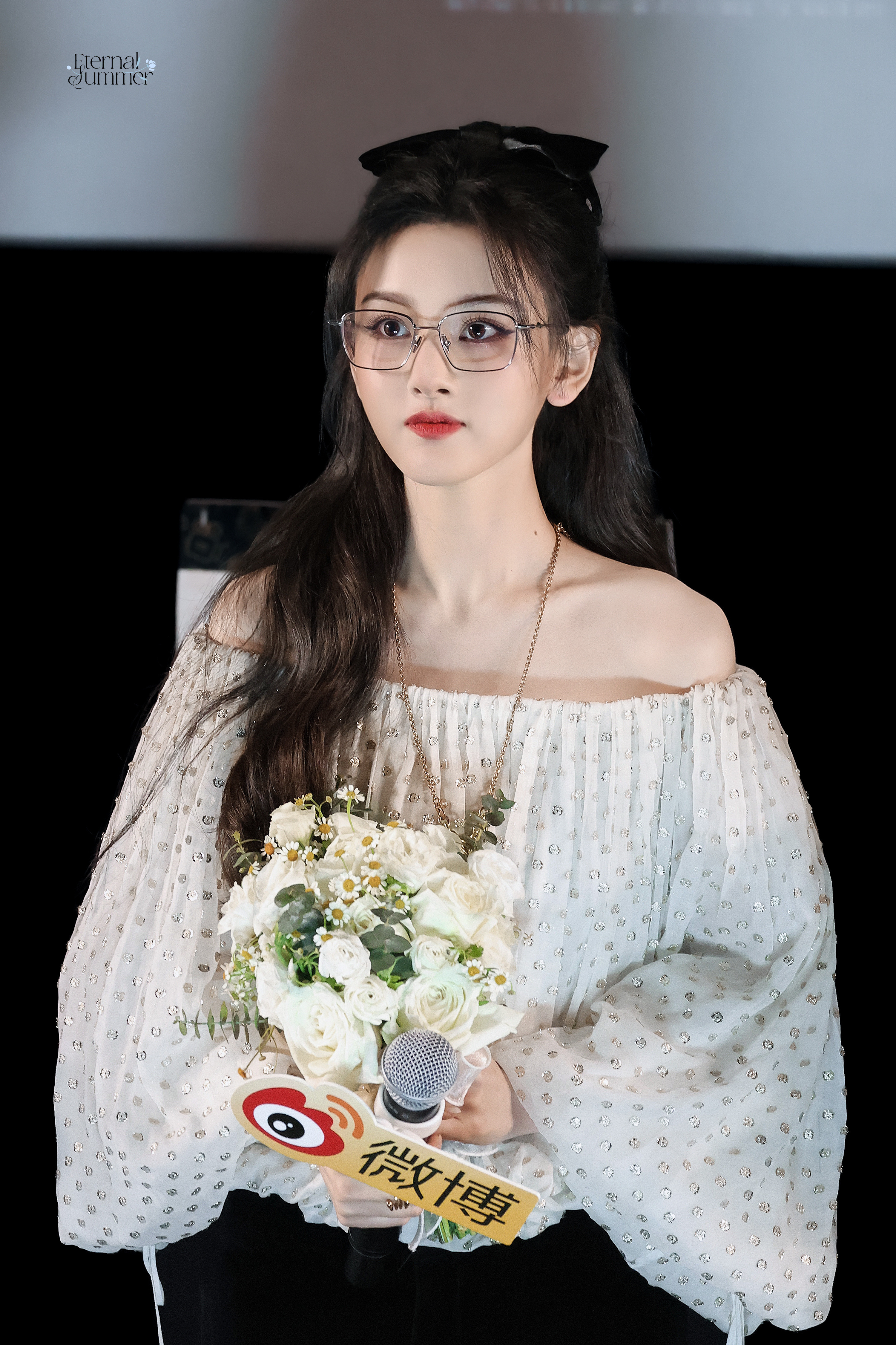 宋祖儿清冷感眼镜配蓬松卷发，又甜又有书卷气，气质这块直接拿捏～