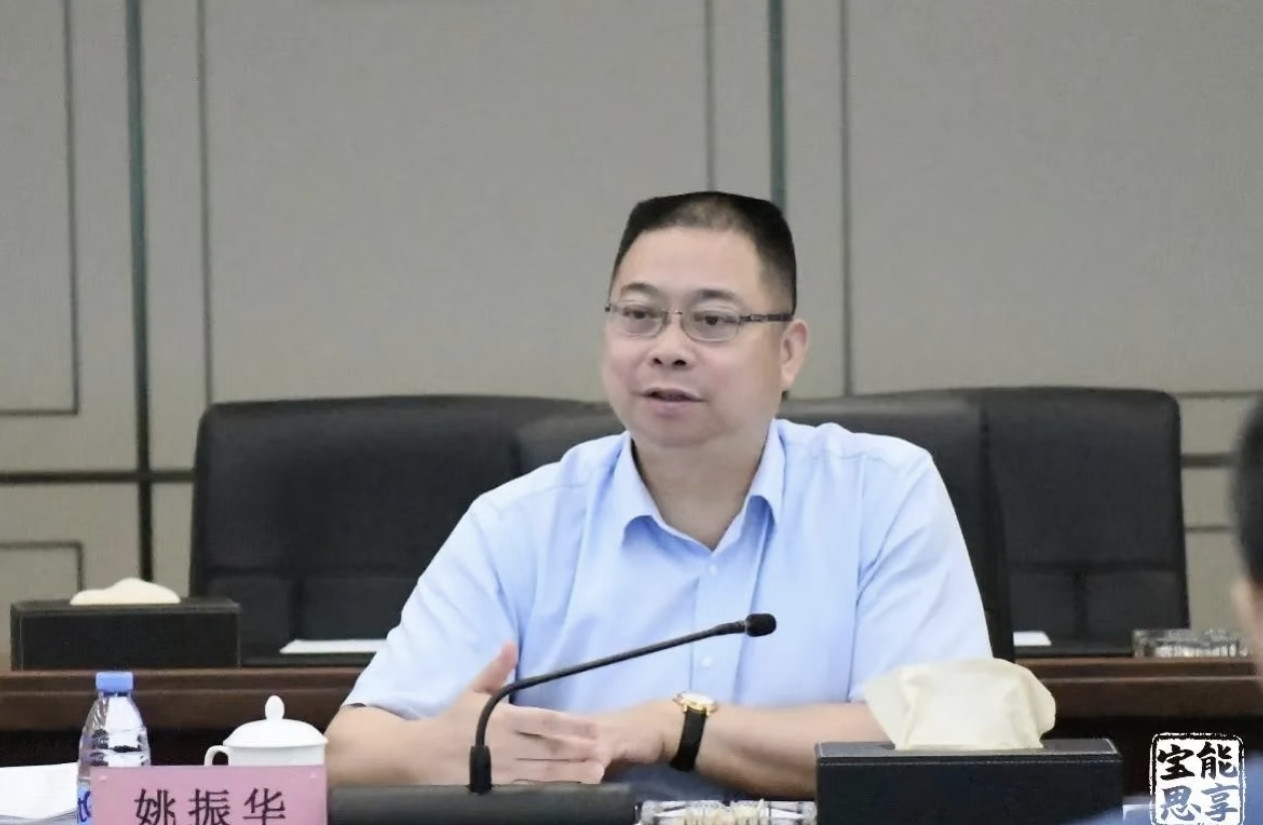 如果我是宝能老板姚振华，就在2016年成功投资万科狂赚300多亿后，直接选择躺平，爱谁谁！毕竟账上有