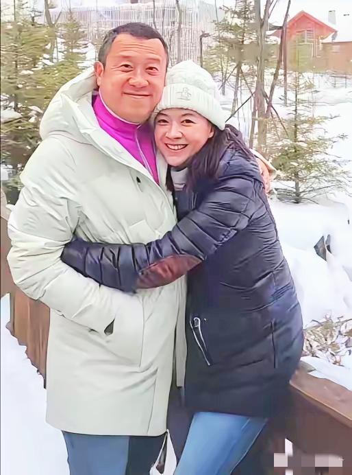 曾志伟的女儿曾宝仪五十二岁了，还没有结过婚。这张照片中她和爸爸曾志伟亲密拥抱，真