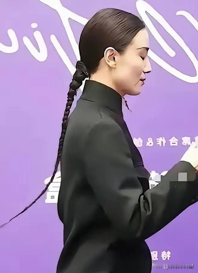 宋佳这回算是把“无知当个性”给演活了。一张律师函甩出来，是想堵嘴还是想显摆法