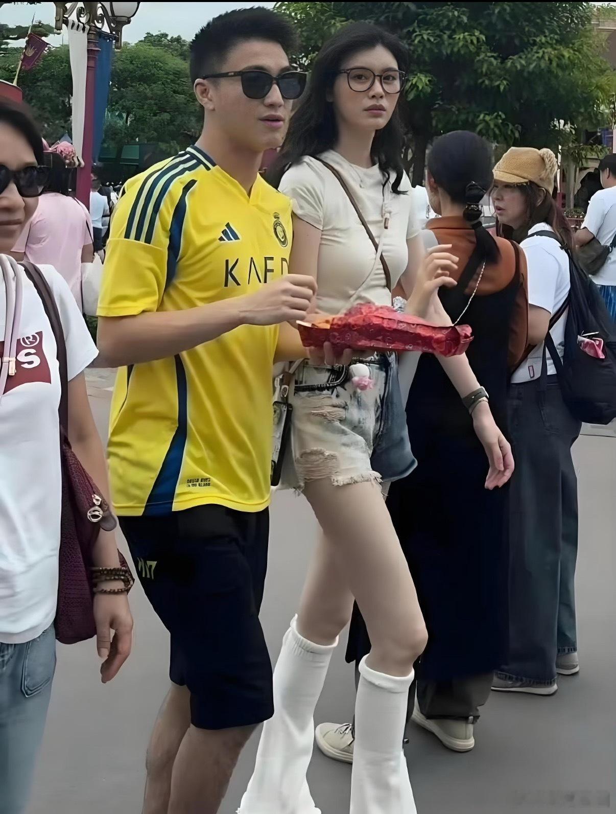 奚梦瑶是真的命好，土生土长上海独生女。老爸做外贸做生意，母亲是人民教师。三岁学芭