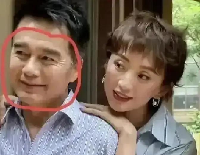 19岁儿子曾恨未出生的妹妹。他连续三个月拒绝和父亲同车。书包里总装着