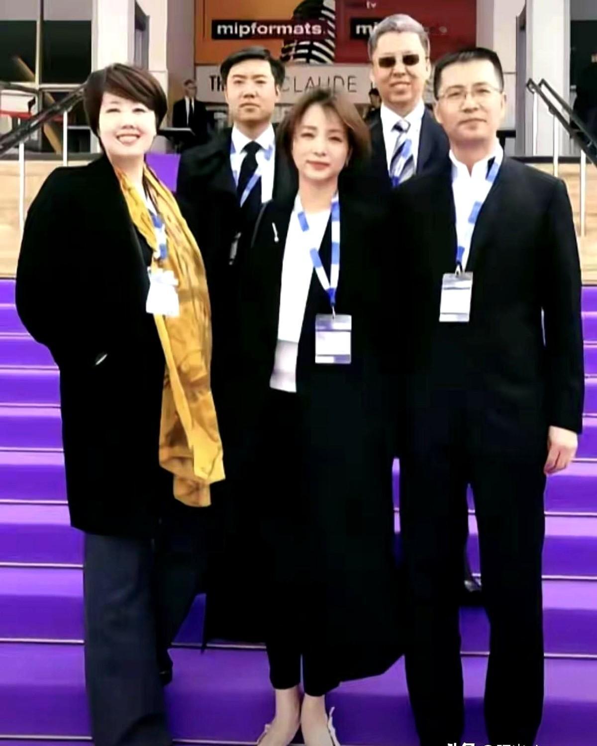 最近刷到一张五个人的合照，董卿站C位，一下就被她吸引了。就一身普普通通的黑风