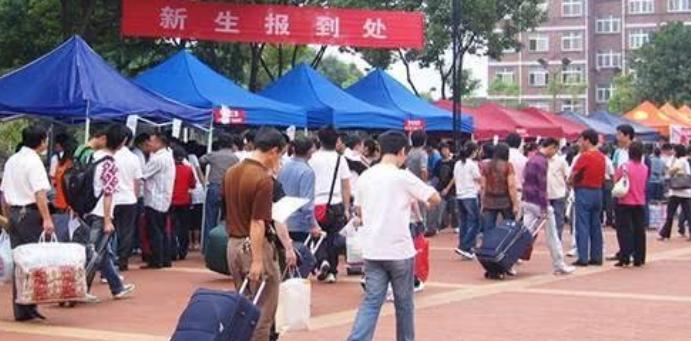 大一新生马上开学，校园里出现7个“怪现象”8月底，又到大学新生报到季。校门口