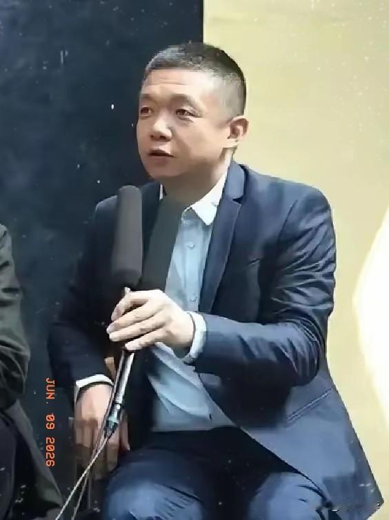 北京电影学院党委副书记、院长，正厅级干部，去张艺谋剧组跑龙套。没带助理，没要VI