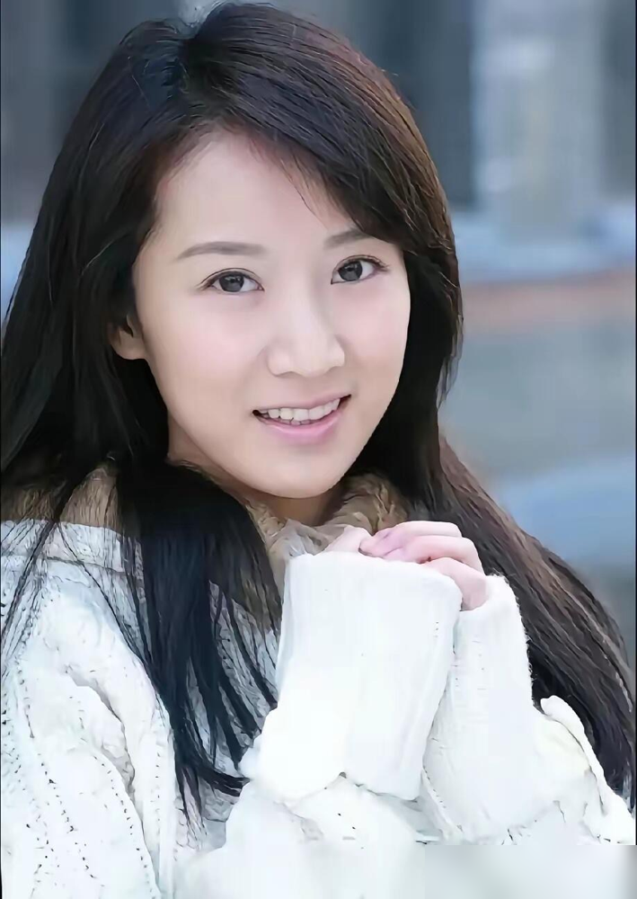 李念演完海藻就消失了，嫁了个大14岁的富商，连生三胎，直接搬去洛杉矶。当时所有人都说她疯了，放着到手