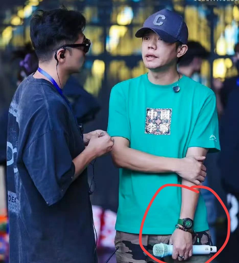 近日在凤凰传奇开演唱会排练时，后援会发出曾毅排练的照片，照片发布后有网友发现曾毅