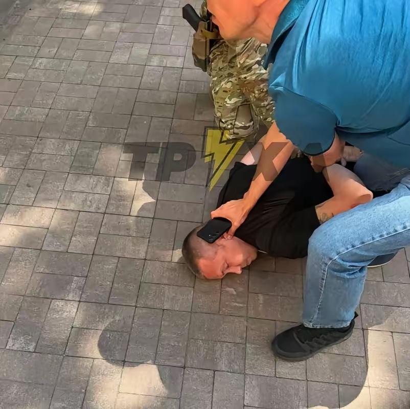 乌军155旅旅长被抓捕归案。别人老婆受两句气顶多报警讨说法，他倒好，直接调亲