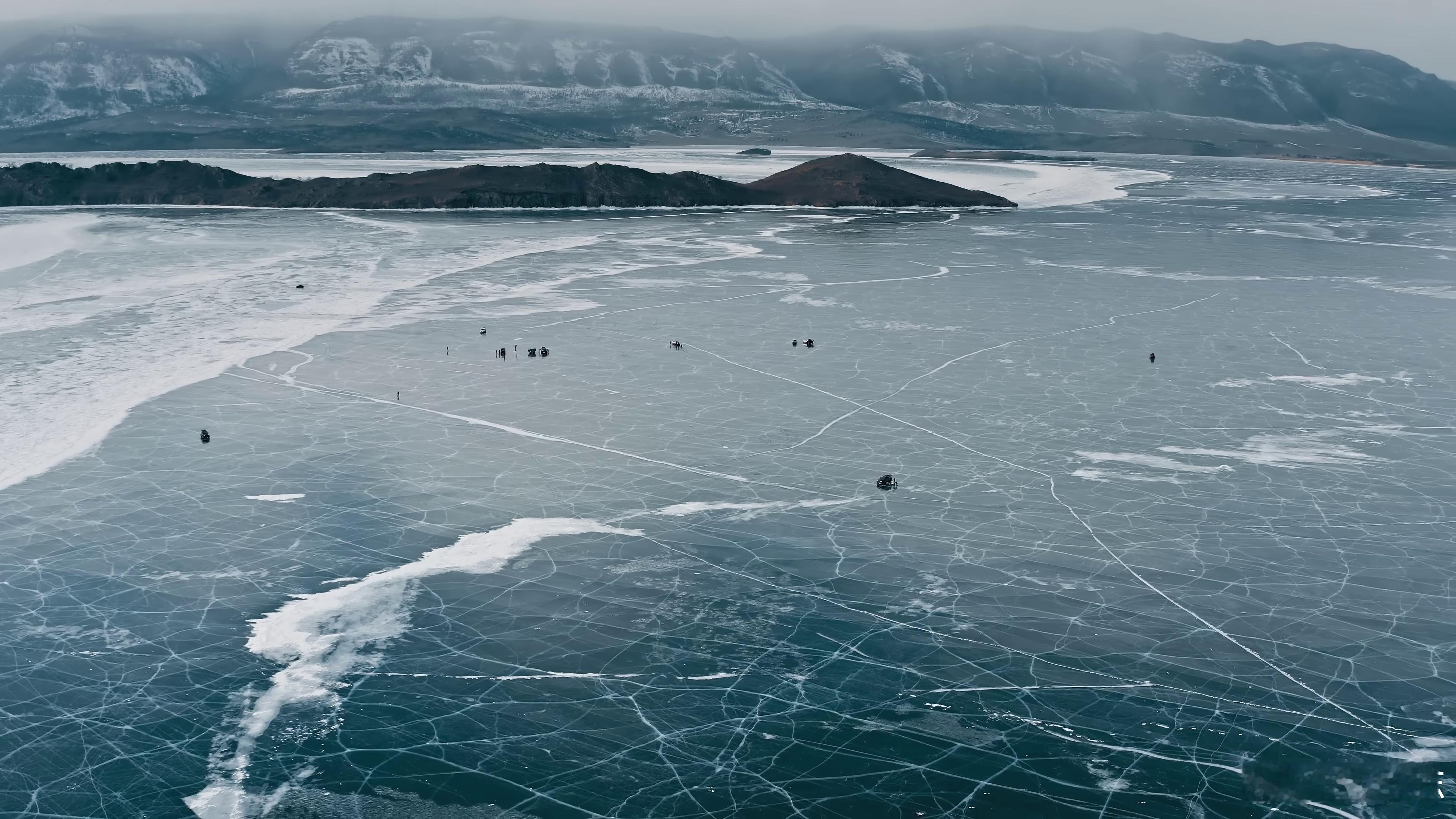 贝加尔湖冰面行驶感受一下冬天的贝加尔湖。虽然很美，但不建议用生命尝试。贝