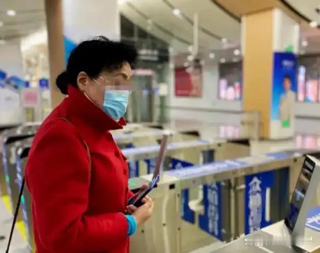 武汉的朋友们请注意，武汉地铁开始严查冒用老年卡免费混地铁了，人脸识别精准抓人，查