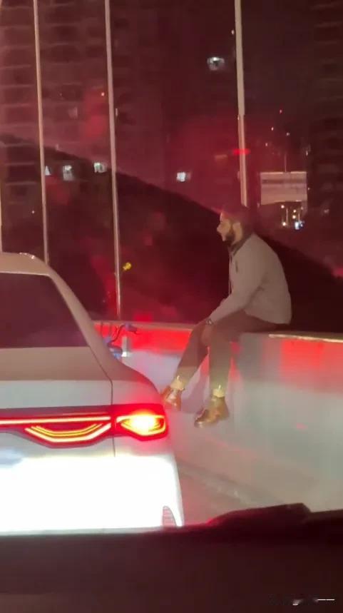 “要点脸吧[打脸]”！这是近日发生在上海的一件事！2名外国人骑着共享单车跑上高架