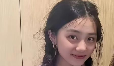 19岁黄多多纽约街头被偶遇！这颜值这气质，不当“文艺片女主”都亏了！家人们，最