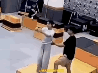 小哥哥瞅准机会，和小姐姐完成了夫妻对拜的仪式，哈哈。