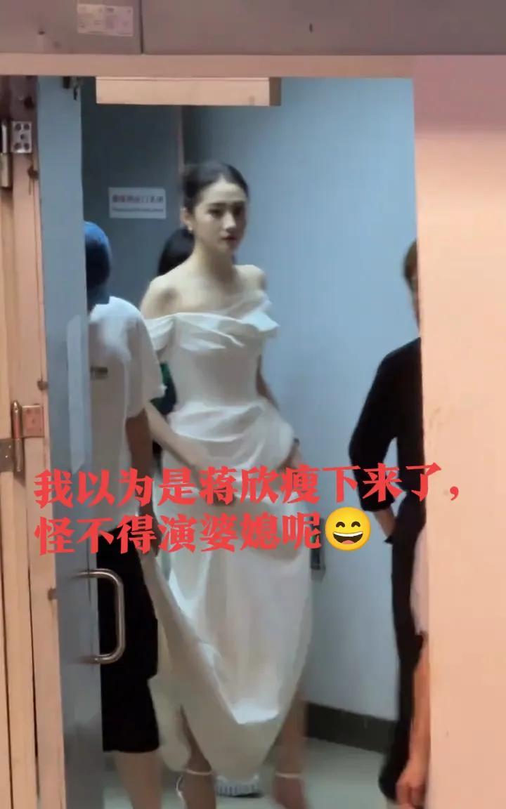 关晓彤年龄到了，开始有味道了，以前真是小孩姐[呲牙笑]她终于找到正确打开方式了，