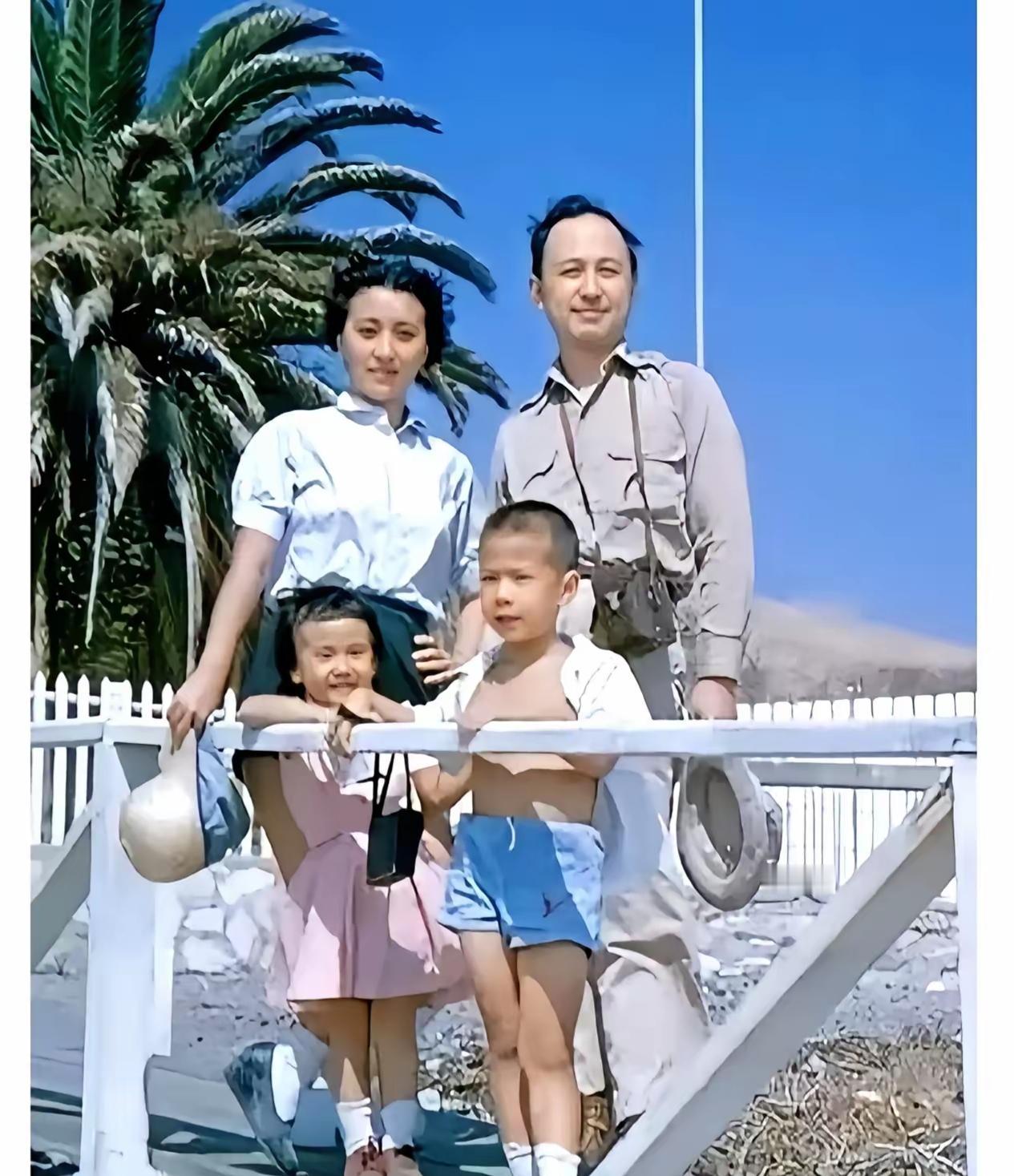 这张照片摄于上世纪50年代初，是钱学森一家回国前的珍贵合影！那时的钱学森风度翩翩