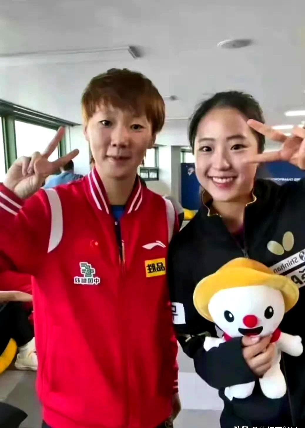 王曼昱对申裕斌，这场球还没打，胜负天平就已经倾斜了。申裕斌当天要连打三场，中间休