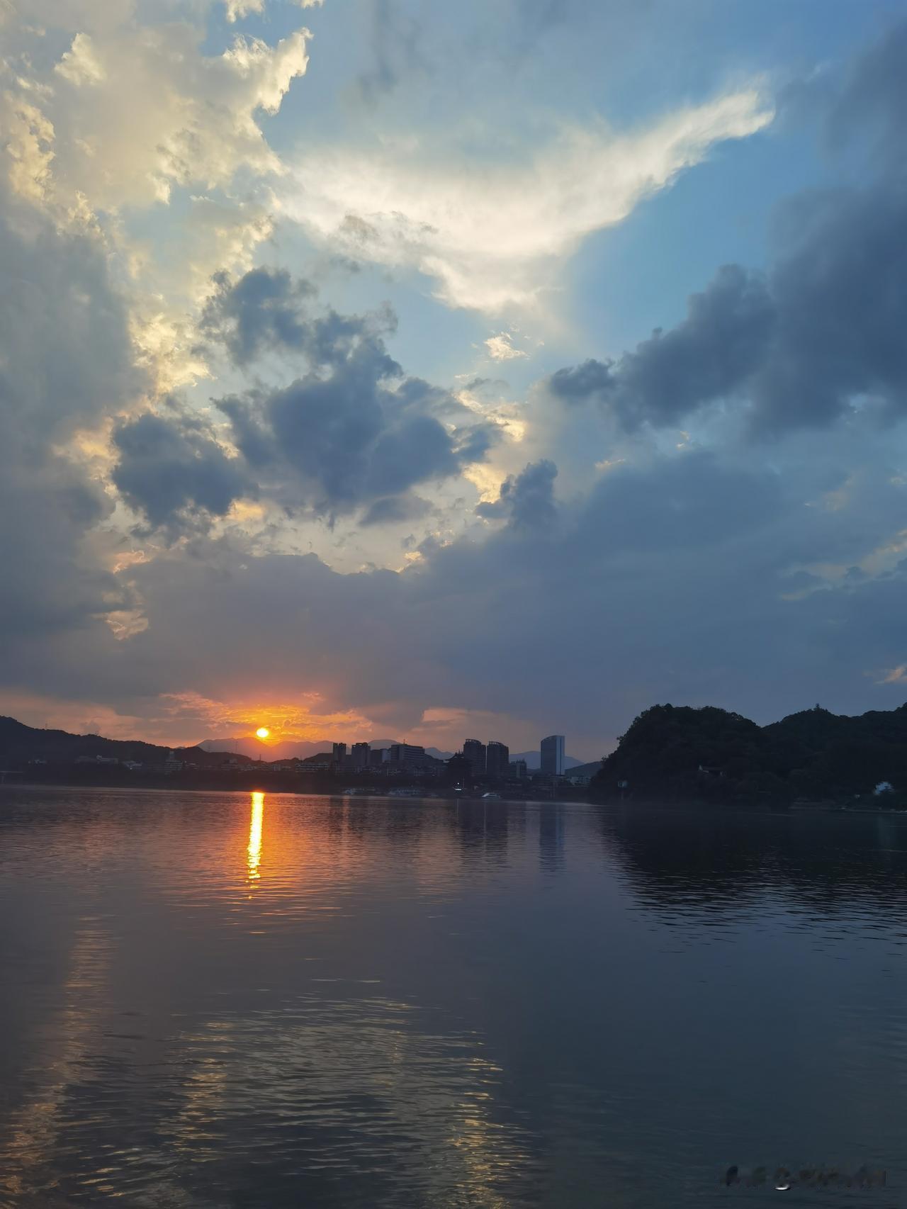 富春江畔落日余晖